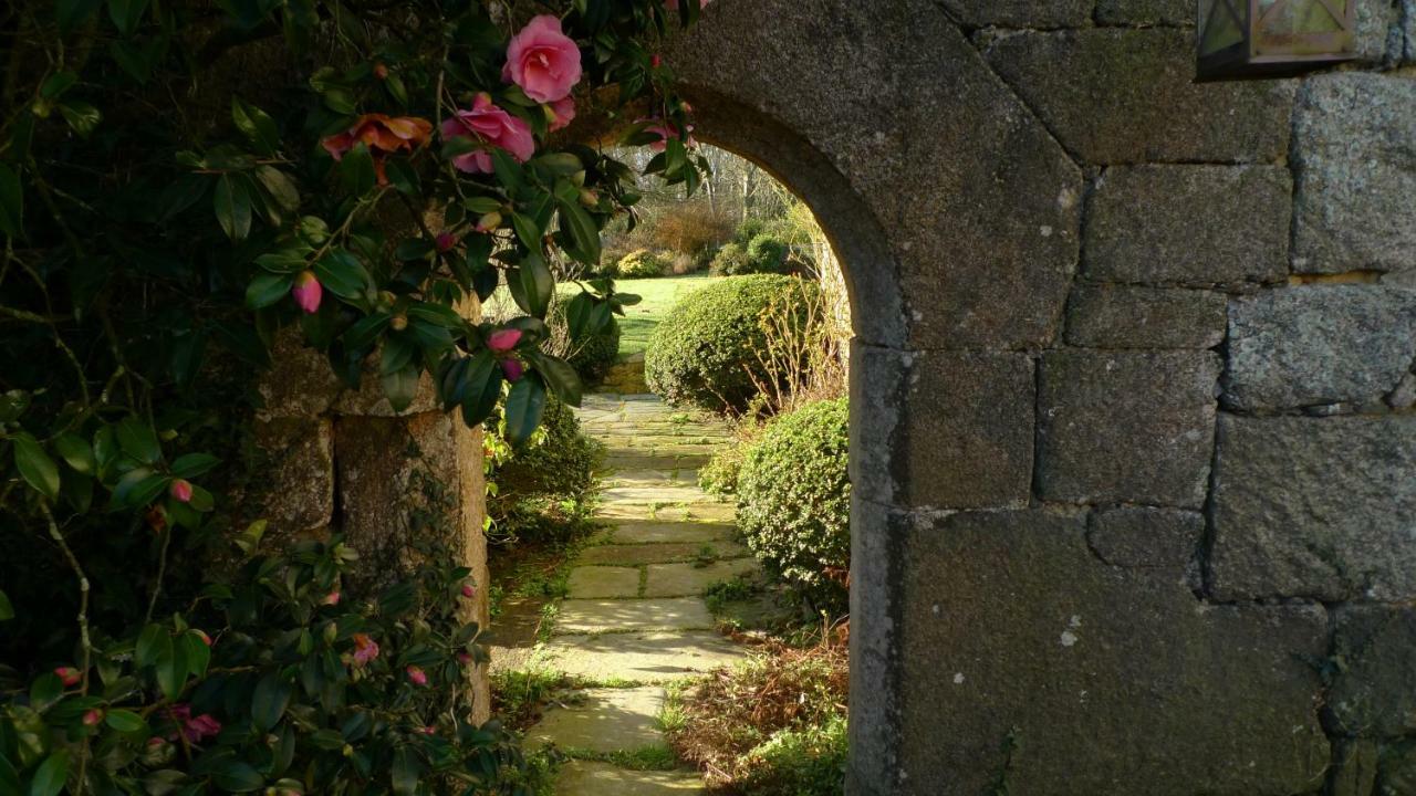 Manoir De Kerguereon Bed & Breakfast Ploubezre Eksteriør bilde